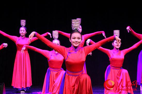 內蒙古藝術學院舞蹈演員表演的群舞《祝?！防_了“草原之聲”演出的帷幕。